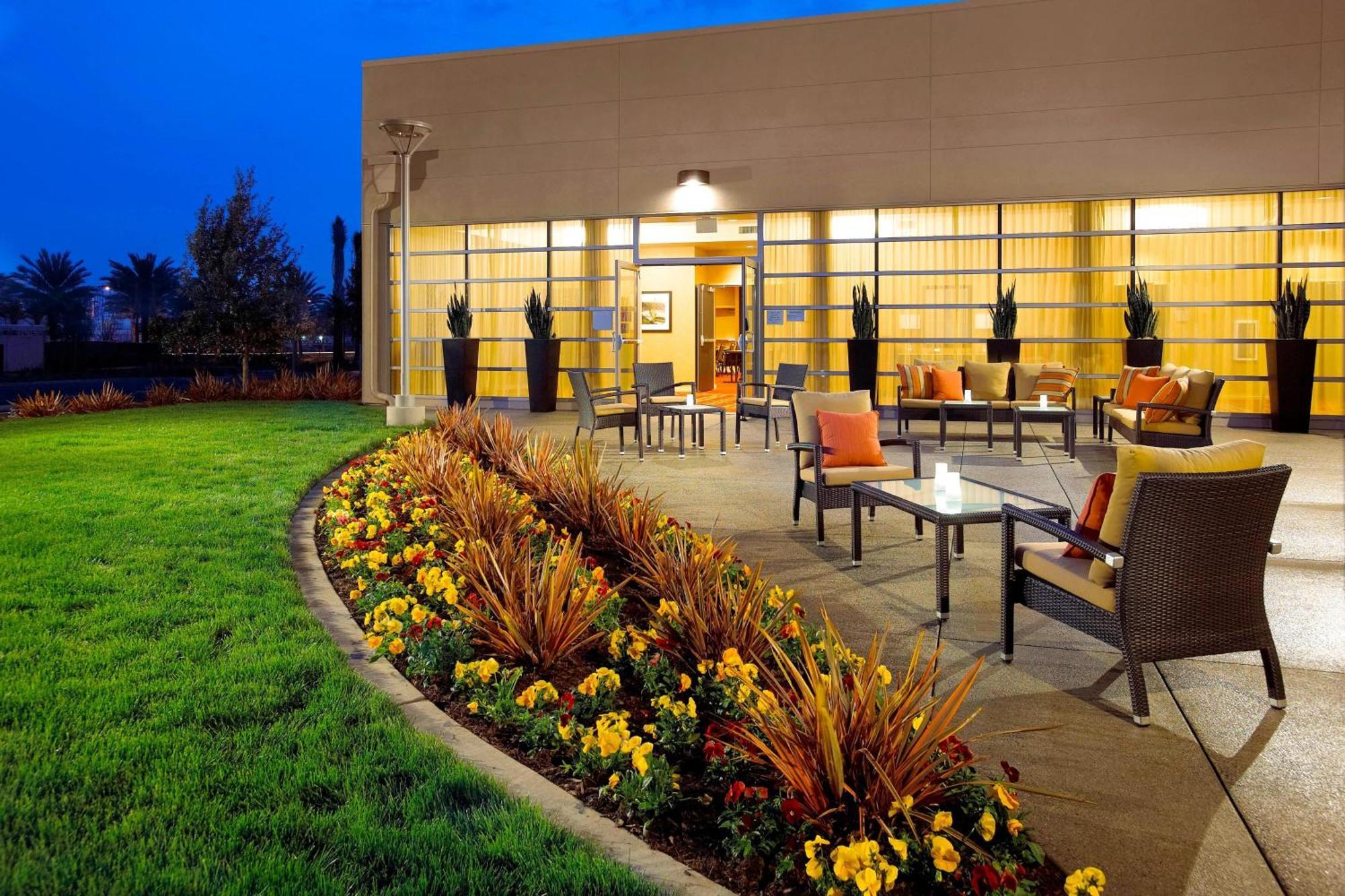 Courtyard Long Beach Airport Экстерьер фото