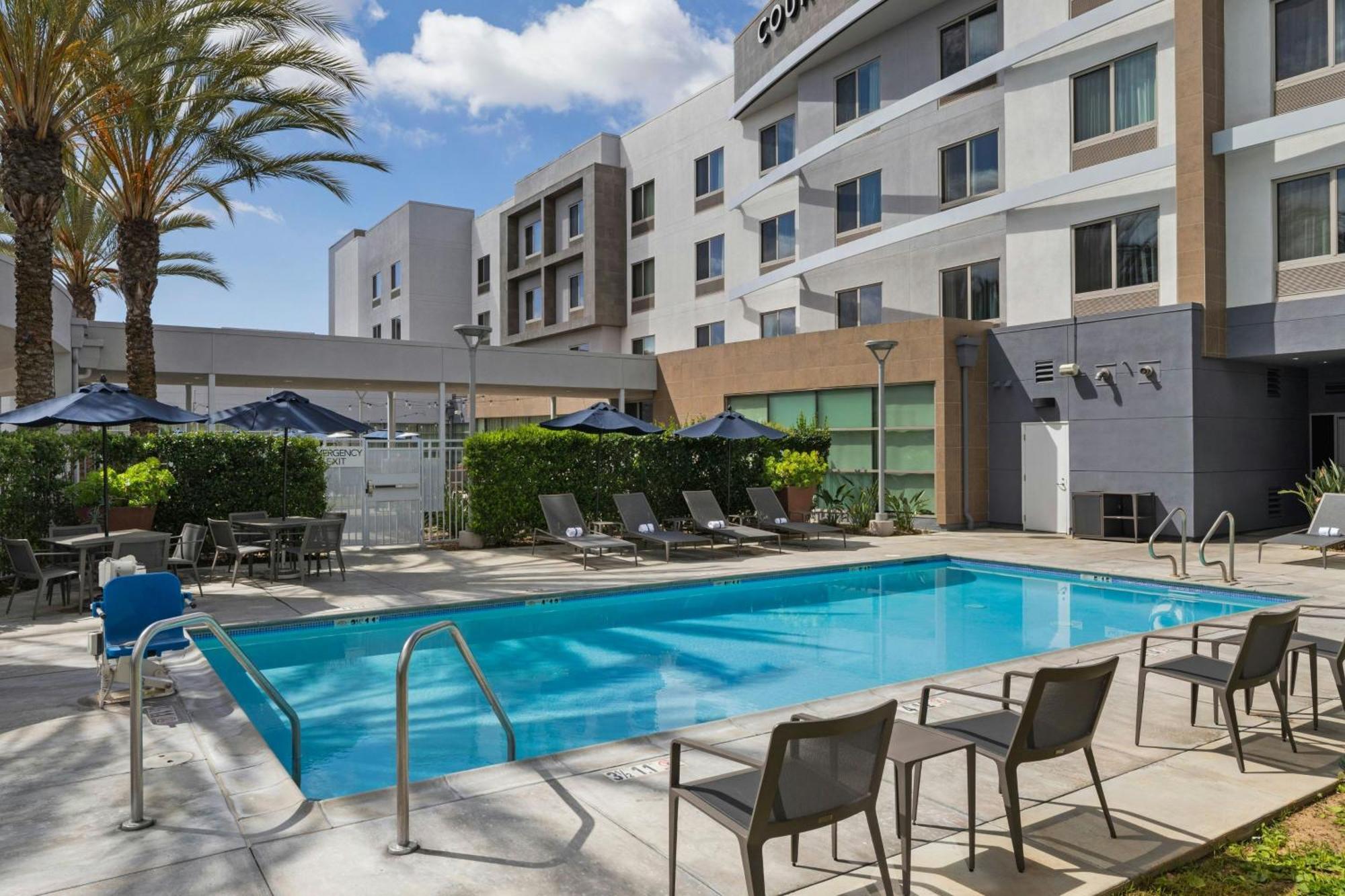 Courtyard Long Beach Airport Экстерьер фото